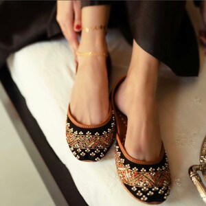 Juttis pretas feitas à mão para noivas – Sapatilhas paquistanesas bordadas em couro.