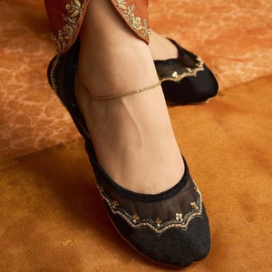 BLACK FLORAL Embroidery flats juttis|Ballet flats|Bridal khussa|Perfect choice for her wedding |Bridal flats| Black juttis |Velvet Khussa