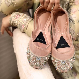 Jutti de veludo rosa nupcial, Tilla dourada, Khussa embelezado com pérolas