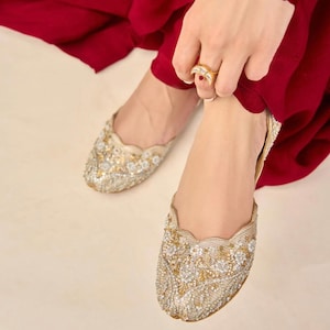 Juttis Pearl Ice Gold, ballerines de mariée punjabi faites main pour des chaussures de mariage élégantes