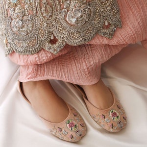 Juttis de veludo rosa, sapatos de noiva bordados à mão