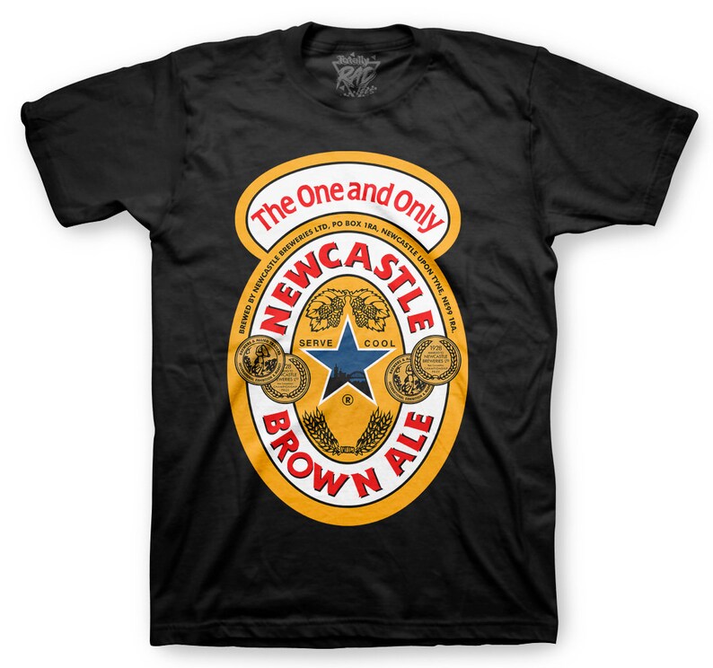 K&ouml;nnte beinhalten: Schwarzes T-Shirt mit einem gelben und roten Newcastle Brown Ale Logo. Das Logo enth&auml;lt den Text "The One and Only" und "Newcastle Brown Ale" mit einem Stern und Hopfen.