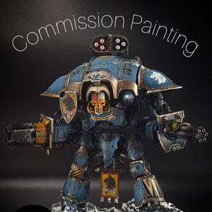Puede incluir: Una miniatura de caballero robot pintada en azul y dorado con un emblema de lobo. La miniatura está de pie sobre una base nevada. La miniatura es una pintura por encargo.