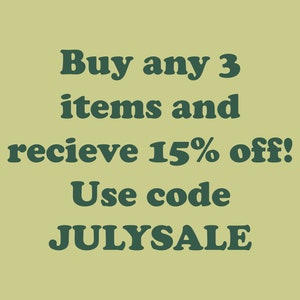 Puede incluir: Texto verde sobre un fondo verde claro que dice "Compra 3 art&iacute;culos y recibe un 15% de descuento! Usa el c&oacute;digo JULYSALE"
