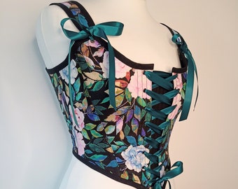 Corsé renacentista con pequeñas flores en verde azulado, corpiño con acuarelas botánicas del siglo XVIII