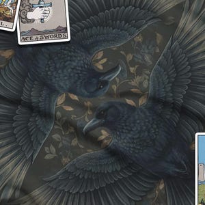 Könnte beinhalten: Ein dunkles Textil mit einem Muster aus zwei Raben mit ausgebreiteten Flügeln. Tarotkarten, darunter "Der Narr" und "Der Mond", sind um das Textil angeordnet. Ein lila Kristall ist ebenfalls vorhanden. Der Hintergrund ist dunkler Marmor.