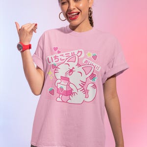 Cat with Strawberry Milk T-shirt, Funny Retro Japanese Kawaii Milk Carton, Otaku Aesthetic Anime Girl Shirt, Harajuku Pastel Goth Shirt zdjęcie 3
