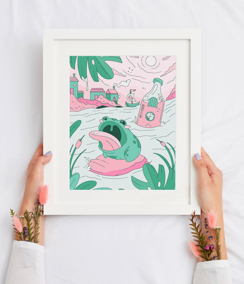 Peut inclure: Une grenouille verte avec la bouche ouverte et la langue qui sort, chevauchant un n&eacute;nuphar rose dans un lac bleu. La grenouille est entour&eacute;e de n&eacute;nuphars verts et d'une bouteille rose avec une &eacute;tiquette blanche qui dit "COCOA" dans un style cartoon. L'arri&egrave;re-plan est un ciel rose et bleu avec des nuages blancs et une petite maison au loin.