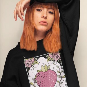Strawberry Sweater Tarot Card Shirt, Celestial Witchy Cottagecore Clothing, Vintage Goblincore Clothes Strawberry Aesthetic Academia Shirt Bild 8