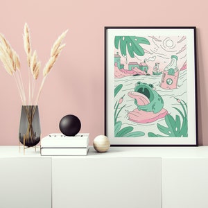Peut inclure: Une illustration encadr&eacute;e d'une grenouille verte avec sa langue tir&eacute;e, flottant sur un radeau rose dans un lagon vert. La grenouille est entour&eacute;e de plantes vertes et d'une bouteille rose avec une &eacute;tiquette blanche qui dit "REFRESH".