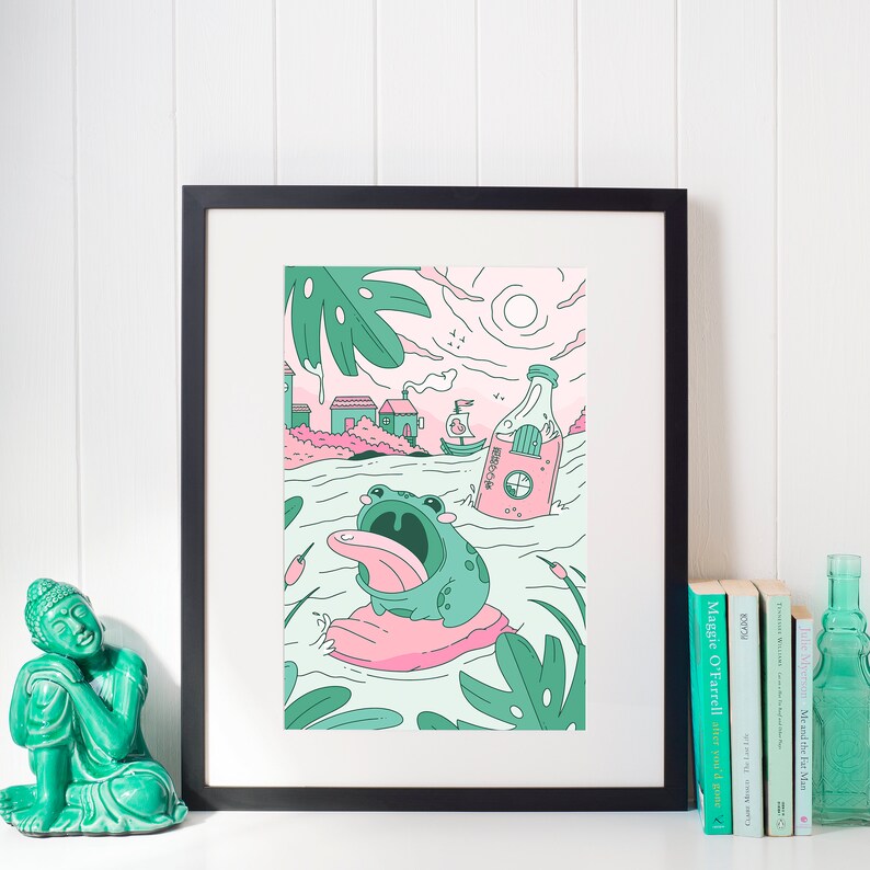 Peut inclure: Une grenouille verte avec sa langue tir&eacute;e, flottant sur un n&eacute;nuphar rose dans une sc&egrave;ne tropicale verte et rose. La grenouille est entour&eacute;e de feuilles vertes et d'une bouteille rose avec le mot "RECYCLE" dessus.
