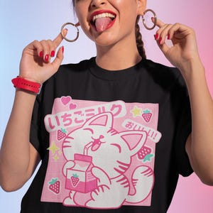 Cat with Strawberry Milk T-shirt, Funny Retro Japanese Kawaii Milk Carton, Otaku Aesthetic Anime Girl Shirt, Harajuku Pastel Goth Shirt zdjęcie 7