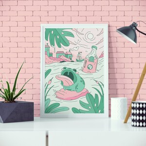 Peut inclure: Une illustration encadr&eacute;e en blanc d'une grenouille verte avec une longue langue qui sort, assise sur une planche de surf rose dans un lac bleu. La grenouille est entour&eacute;e de plantes vertes et d'une bouteille rose avec une &eacute;tiquette blanche. L'illustration a un sch&eacute;ma de couleurs rose et bleu.