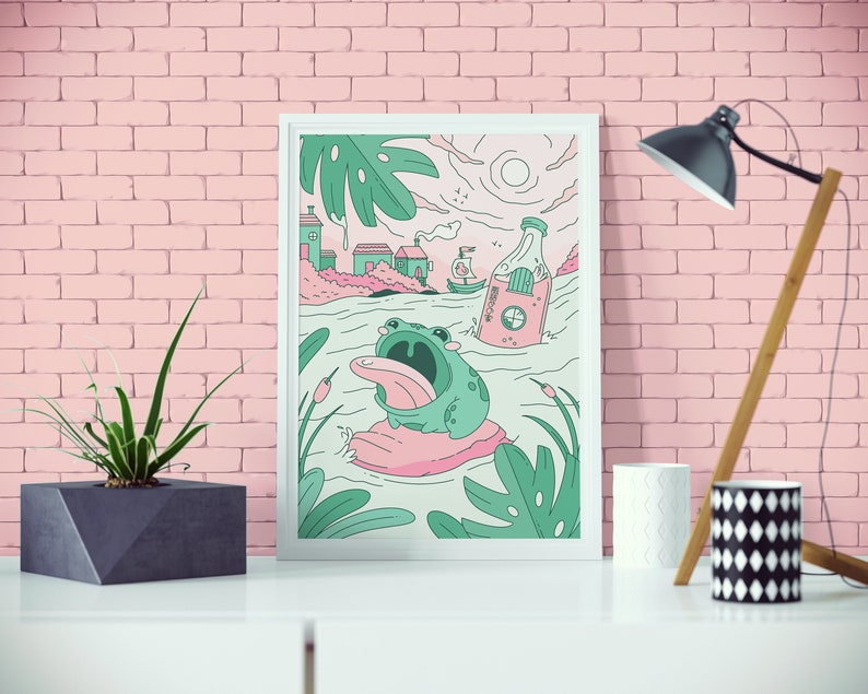 Peut inclure: Une illustration encadr&eacute;e en blanc d'une grenouille verte avec une longue langue qui sort, assise sur une planche de surf rose dans un lac bleu. La grenouille est entour&eacute;e de plantes vertes et d'une bouteille rose avec une &eacute;tiquette blanche. L'illustration a un sch&eacute;ma de couleurs rose et bleu.