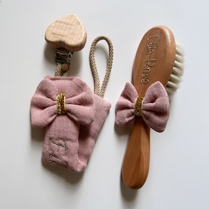 Brosse à cheveux bébé personnalisée avec le noeud rose