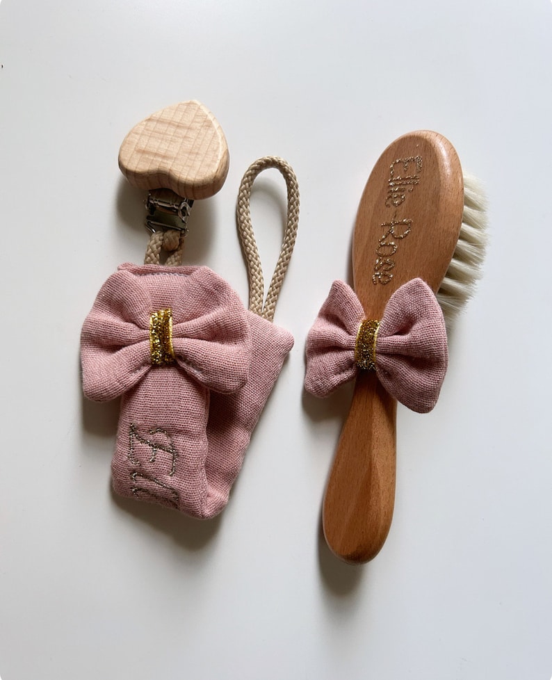 Brosse à cheveux bébé personnalisée avec le noeud rose