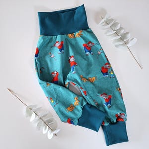 Könnte beinhalten: Eine weiße Keramik-Tasse mit schwarzem Henkel und dem Text "But First, Coffee" in handschriftlichem Stil. Die Tasse steht auf einer weißen Oberfläche. Die Tasse ist etwa 10 cm hoch.