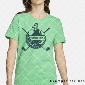 Puede incluir: Una camiseta verde con un dise&ntilde;o de bola de golf. La bola de golf contiene una bolsa de golf y palos. El texto "YOUR TEXT" est&aacute; en la bola de golf.