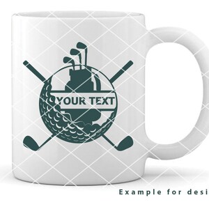 Puede incluir: Taza de cer&aacute;mica blanca con un dise&ntilde;o de bola de golf y palos de golf verdes. El texto "YOUR TEXT" est&aacute; en la bola de golf.