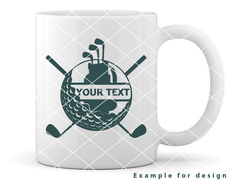 Puede incluir: Taza de cer&aacute;mica blanca con un dise&ntilde;o de bola de golf y palos de golf verdes. El texto "YOUR TEXT" est&aacute; en la bola de golf.