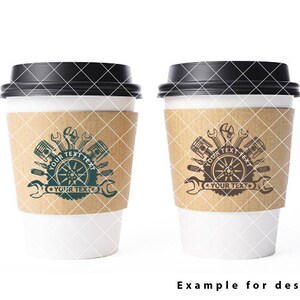 Op de afbeelding: Twee bruine papieren koffiebekers met zwarte deksels. Elke beker heeft een ontwerp met een band, gereedschap en de tekst "Your Text" eromheen. E&eacute;n beker heeft een groen ontwerp en de andere een bruin ontwerp.