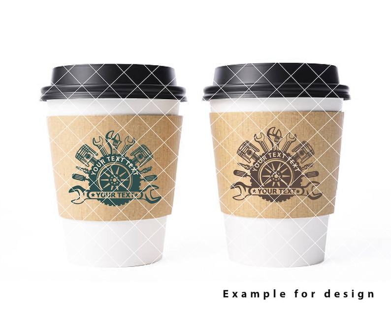 Op de afbeelding: Twee bruine papieren koffiebekers met zwarte deksels. Elke beker heeft een ontwerp met een band, gereedschap en de tekst "Your Text" eromheen. E&eacute;n beker heeft een groen ontwerp en de andere een bruin ontwerp.