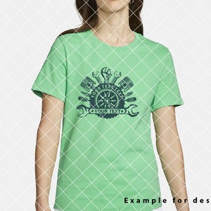Op de afbeelding: Een groen T-shirt met een blauwe afbeelding van een band met gereedschap en de tekst "YOUR TEXT" die twee keer wordt herhaald.