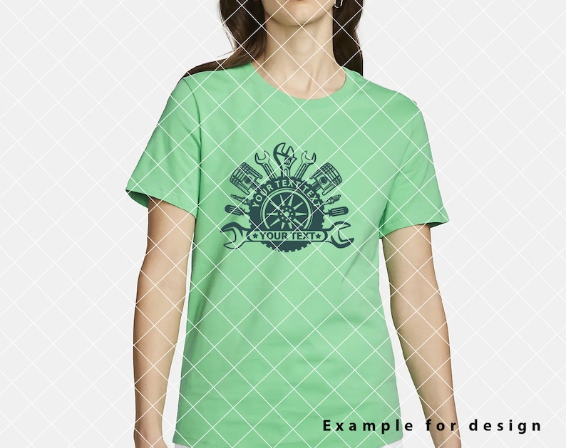 Op de afbeelding: Een groen T-shirt met een blauwe afbeelding van een band met gereedschap en de tekst "YOUR TEXT" die twee keer wordt herhaald.