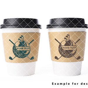 Puede incluir: Dos vasos de caf&eacute; de papel marr&oacute;n con tapas negras. Cada vaso tiene un dise&ntilde;o de una bola de golf con palos de golf cruzados y el texto "YOUR TEXT".