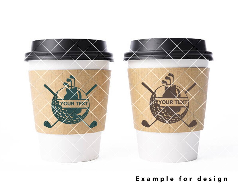 Puede incluir: Dos vasos de caf&eacute; de papel marr&oacute;n con tapas negras. Cada vaso tiene un dise&ntilde;o de una bola de golf con palos de golf cruzados y el texto "YOUR TEXT".