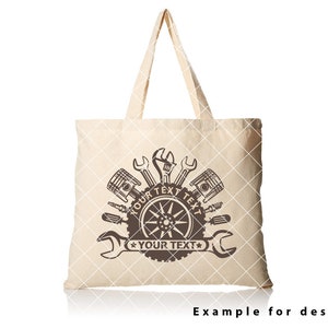 Op de afbeelding: Een beige tote bag met een bruine afbeelding van een band met schroevendraaiers, zuigers en de tekst "Your Text" eromheen.