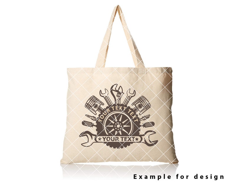 Op de afbeelding: Een beige tote bag met een bruine afbeelding van een band met schroevendraaiers, zuigers en de tekst "Your Text" eromheen.