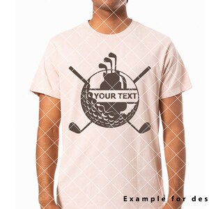 Puede incluir: Una bola de golf marr&oacute;n con una bolsa de golf y palos dentro. La bola tiene el texto "YOUR TEXT" en ella. Los palos est&aacute;n cruzados detr&aacute;s de la bola.