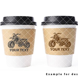 Może przedstawiać: Dwie białe filiżanki do kawy z brązowymi papierowymi osłonkami. Każda osłonka zawiera grafikę motocykla terenowego z tekstem "YOUR TEXT" poniżej.