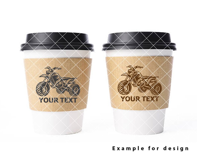 Może przedstawiać: Dwie białe filiżanki do kawy z brązowymi papierowymi osłonkami. Każda osłonka zawiera grafikę motocykla terenowego z tekstem "YOUR TEXT" poniżej.