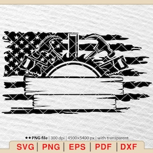 Könnte beinhalten: Schwarze und weiße Silhouette einer Säge, eines Hammers und eines Schraubenschlüssels vor einem Hintergrund einer abgenutzten amerikanischen Flagge. Das Bild enthält ein leeres Holzschild mit Platz für Text.