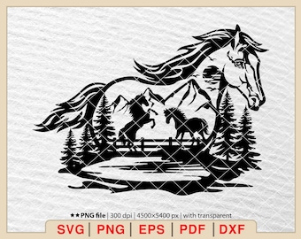 Pode incluir: Silhueta preta e branca de um cavalo com a crina ao vento. O cavalo está em pé em frente a uma cordilheira com árvores e um lago ao fundo.