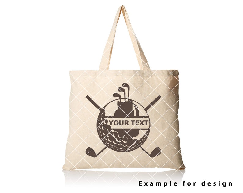 Puede incluir: Una bolsa de lona beige con un dise&ntilde;o de bola de golf marr&oacute;n. La bola de golf tiene una bolsa de golf y palos dentro. El texto "YOUR TEXT" est&aacute; en una pancarta a trav&eacute;s de la bola de golf.