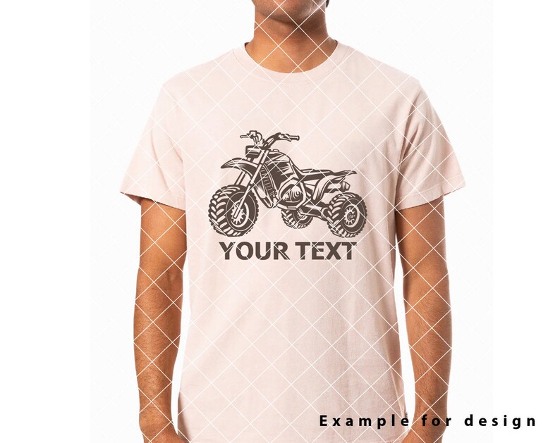 Może przedstawiać: Biały t-shirt z czarno-białym rysunkiem quada. Pod quadem znajduje się napis "YOUR TEXT".