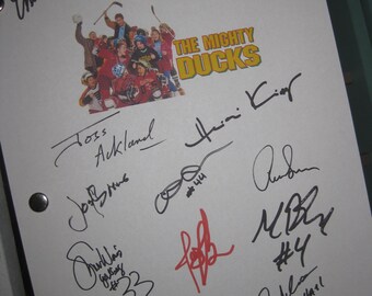 The Mighty Ducks Signed Movie Film Script Screenplay X13 Autographs Emilio Estevez Joshua Jackson Matt Doherty Elden Henson Garette Ratliff