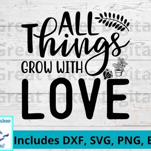Op de afbeelding: Zwart-witte tekstgrafische vormgeving met de tekst "All things grow with love" en een kleine illustratie van een potplant.