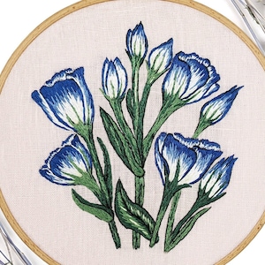 Arte de pared con bastidor de bordado de flores de Eustoma, diseño de bordado floral, arte de bordado a mano para decoración de dormitorio o sala de estar, regalo para mamá