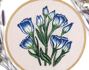 Arte de pared con bastidor de bordado de flores de Eustoma, diseño de bordado floral, arte de bordado a mano para decoración de dormitorio o sala de estar, regalo para mamá
