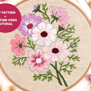 Puede incluir: Arte de bordado en aro con un ramo de flores rosas, blancas y moradas con hojas verdes. El aro es de madera y tiene un fondo de tela de lino natural. La imagen incluye el texto "PDF PATTERN + YOUTUBE VIDEO TUTORIAL".