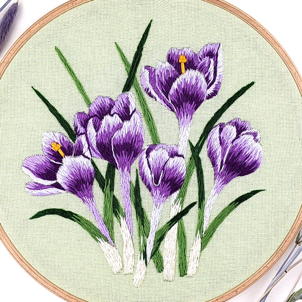 Violette Krokusse Gestickte Stickrahmen, Violette Blumen im Rahmen, Diy Stickkunst, Fertige Stickerei Floral Wanddeko
