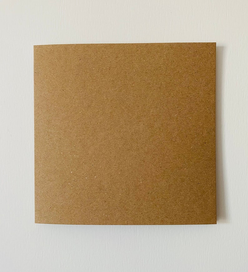 Puede incluir: Un trozo cuadrado de papel kraft marr&oacute;n con una superficie ligeramente texturizada.