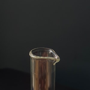 K&ouml;nnte beinhalten: Ein transparentes Glas-Becherglas mit einer breiten &Ouml;ffnung oben.