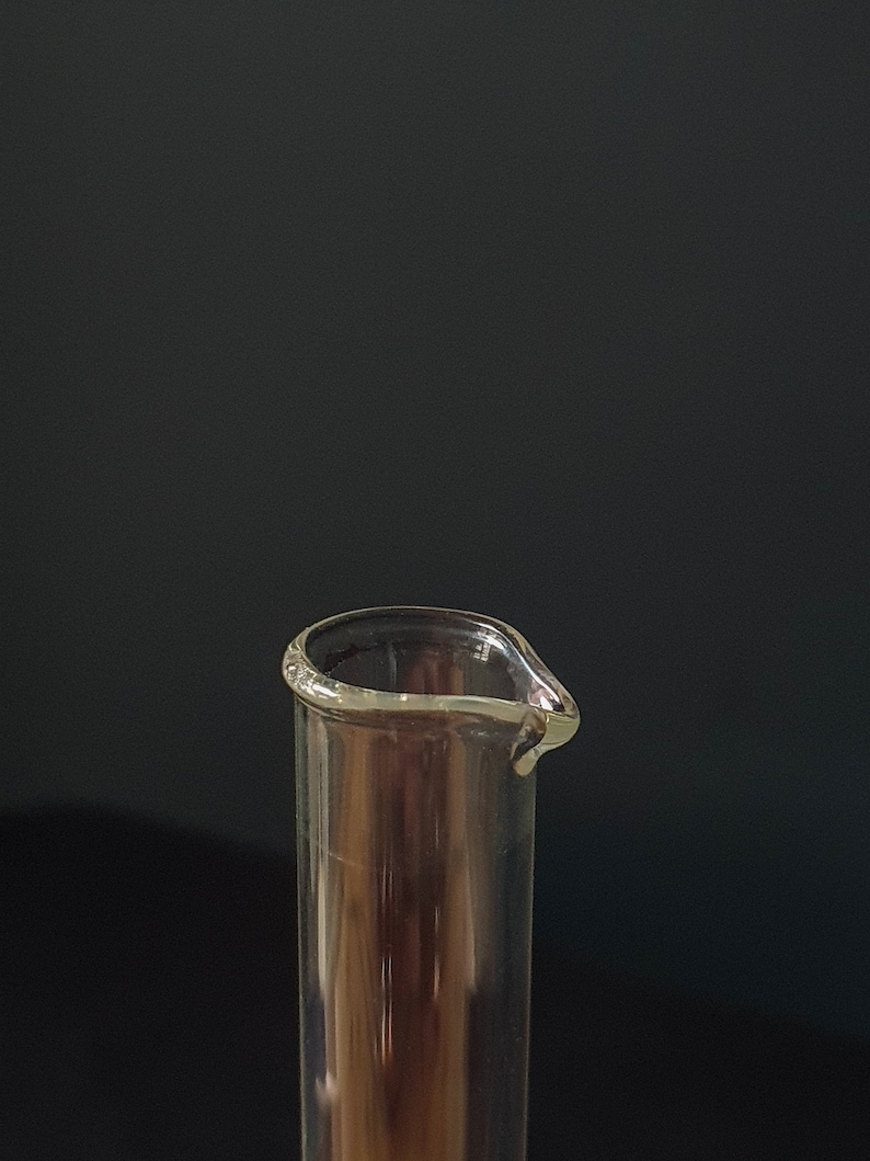 K&ouml;nnte beinhalten: Ein transparentes Glas-Becherglas mit einer breiten &Ouml;ffnung oben.