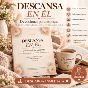 Pode incluir: Um livro devocional intitulado Descansa en Él com detalhes florais, acompanhado por uma caneca salpicada com o texto Un momento para ti. A imagem inclui uma lista de recursos como 7 días de devocional e um botão de download digital PDF.