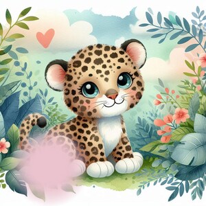 Op de afbeelding: Een schattige cartoon-luipaard met bruine vlekken en grote blauwe ogen. De luipaard zit in een groen, bebladerd bos met roze bloemen.